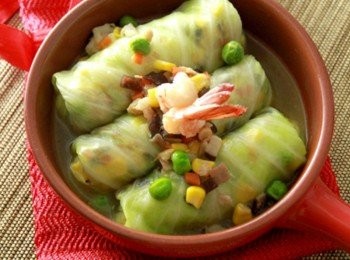 step5: 鍋中少量八寶餡料加入雞高湯煨煮後，加少許太白粉水勾芡後淋在高麗菜卷上即完成。