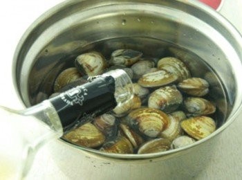 step1: 蛤蜊洗淨放入電鍋內鍋，加入600cc水、少許白酒放入電鍋蒸熟，倒出湯汁取出蛤蜊備用。