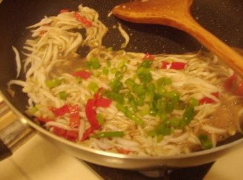 step4: 5.完成前再加入蔥綠再次拌勻即可