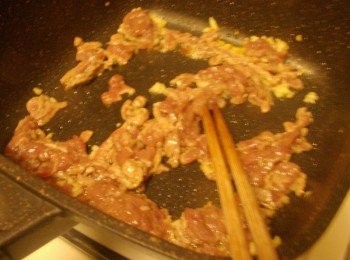 step5: 步驟5接著將醃漬入味的肉絲下鍋拌炒， 並酌量加入1~2大匙的水，快速拌炒均勻即可