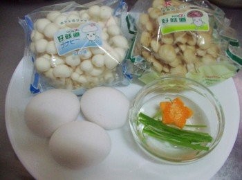 step1: 先準備好所需<span class="group_1">材料</span>ˊ紅蘿蔔壓出造型ˊ蒜苗切細長絲備用