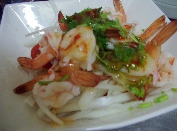 step6: 6.然後將所有處理好<span class="group_1">材料</span>通通擺一起ˊ 將已經調勻的<span class="group_2">調味</span>淋上ˊ全部給它喇喇ㄟ即可。