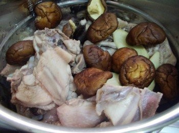 step2: 步驟2香菇用水沖洗乾淨ˊ老薑去皮切片ˊ然後用米酒浸泡ˊ 接著將處理好的雞肉擺入ˊ並添入覆蓋所有食材的水量