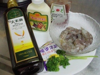 step1: 先準備好所需<span class="group_1">材料</span>ˊ蝦子如果怕麻煩ˊ可買現成處理好的