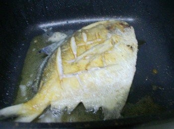 step3: 鍋內放入2~3大匙油ˊ以半煎炸方式將魚兩面煎至金黃