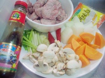step2: 準備好所需<span class="group_1">材料</span>ˊ將搭配蔬菜處理成適當大小備用