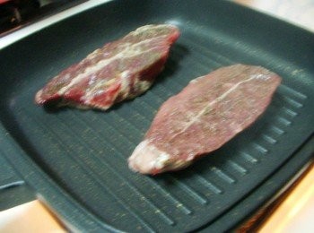 step6: 準備好牛排鍋ˊ大火確實燒熱鍋子ˊ將步驟1牛排擺入