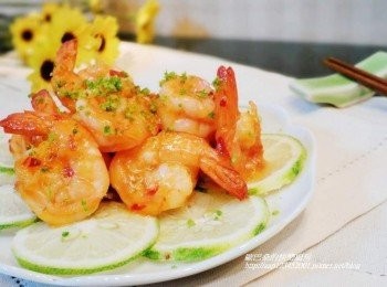 step8: 完成後盛盤ˊ再灑上步驟4檸檬皮末ˊ酸辣檸檬蝦球就完成囉。