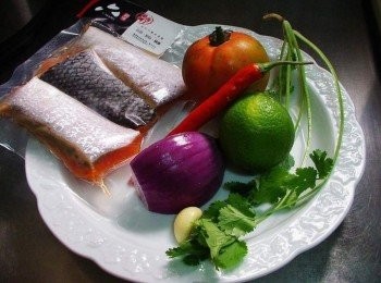 step1: 先準備好所需<span class="group_1">材料</span>如照片圖ˊ 六源味鮭魚一夜干ˊ料理前只需自然解凍ˊ 甚至連劃刀抹鹽都免了ˊ非常的方便。