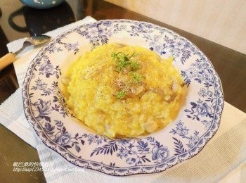 step7: 完成後盛盤ˊ再灑上酌量義式綜合香料和起士粉ˊ 香濃味美~歐風田園餐【南瓜燉飯】就完成囉。