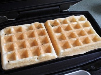 step1: 依照鬆餅粉盒裝指示調好鬆餅麵糊, 製作成鬆餅備用