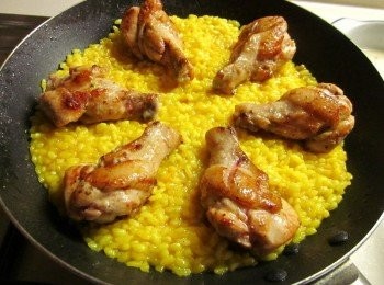 step5: 放上小翅腿蓋上鍋蓋悶煮7分鐘