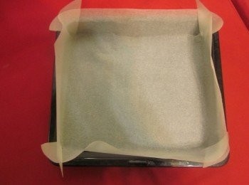 step1: 烤箱預熱上下火各200度,取一個烤盤鋪上烘培紙,如果沒有烘培紙就在烤盤上抺油防沾