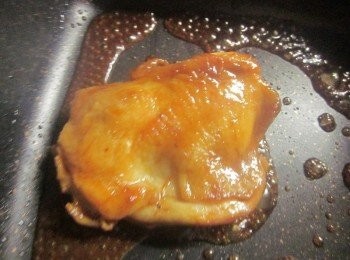 step4: 加入2.調味料蓋上鍋蓋以中小火和雞腿排一同煮到收汁醬稠即可,上桌前可灑些白芝麻,或燙青花菜圍邊裝飾