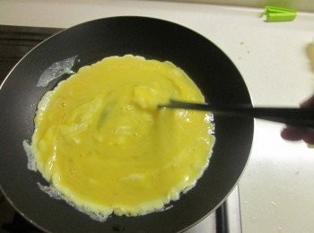 step5: 平底鍋加油倒入蛋汁,用筷子沿著鍋邊劃圓,此時蛋汁慢慢凝固,半熟時熄火,用餘熱將蛋炒到8分熟即可放入盤中和燉飯一起享用 P.S.可燙一些喜愛的青菜圍邊