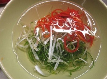 step2: 青葱.辣椒切絲泡水.大黑干切成細絲備用