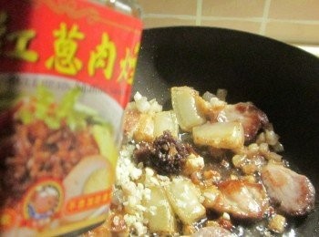 step3: 再放牛頭牌紅蔥肉燥.白胡椒.五香粉小火拌炒到香味出來(勿用大火蒜頭.油葱易焦)