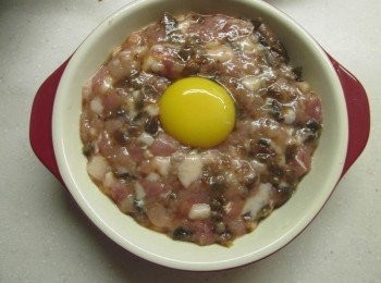 step5: 取一盤將作法4.倒入鋪好,中間挖一個小洞,將蛋黃倒入,以中火蒸15分鐘即可(視份量酌酙蒸時間的長短)