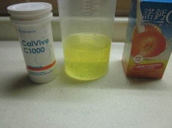 step2: 將1/2錠的諾鈣C發泡錠投入150cc的冷開水溶解備用