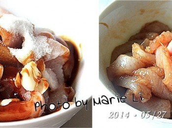 step2: 放進拍碎的蒜瓣、素濠油、糖
用手將所有調料輕輕和著魚肉捏拌均勻