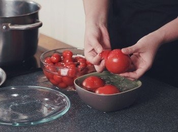 step2: 將所有浸過凍水的番茄去皮