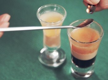 step4: 三個層次既酒倒滿入杯內後, 上桌款待前用火机點火令飲品更有視覺效果