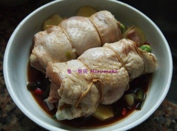 step5: 醃浸好的無骨雞卷從雪櫃取出, 蠔油2湯匙抹勻雞卷. 倒隔水大火蒸15分鐘