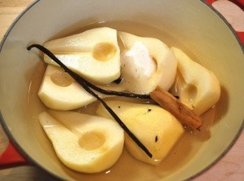step2: 將西洋梨與所有材料放進鍋中，注入蓋過西洋梨表面的水量，中大火煮滾後轉小火燉煮15分鐘
