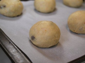 step10: 將麵團滾圓成小球，收口朝下，間隔1吋距離排列於烤盤