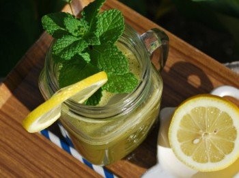 step1: 將溫水與抹茶粉調勻，加入龍舌蘭蜜、檸檬汁、檸檬皮、檸檬片、薄荷及冰塊即可