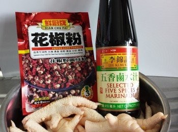 step1: 先將<a href="https://bit.ly/3kLFTWO" target="_blank" data-keyword="雞腳" class="guide-link"><strong>雞腳</strong></a> <span style="display:inline-block;vertical-align:middle;margin-top:-3px;color:initial;border-radius:3px;padding:2px 3px;font-size:12px;line-height:14px;background:#87d300;color:#fff;">即買</span> 洗淨，去甲。