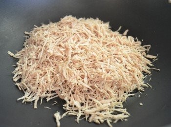 step3: 然後取出，用手撕成幼絲鬆散狀。（撕得越幼細，越會有肉鬆的毛絨感覺，也可利用叉子幫助叉鬆。）