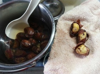 step2: 栗子用滾水煮2分鐘,用毛巾去殼