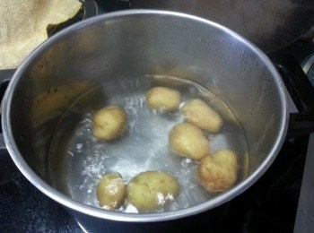 step1: 先將薯仔用滾水煮大約30分鐘(時間睇吓你薯仔大細而定),用筷子可插入中間就可以