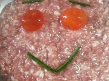 step3: 兩隻鹹蛋黃做眼,用瓜皮或菜葉做口與眼眉