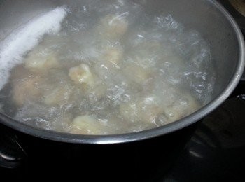 step5: 用另一個煲煮熟雲吞,煮約5-8分鐘,煮到雲吞以升上面