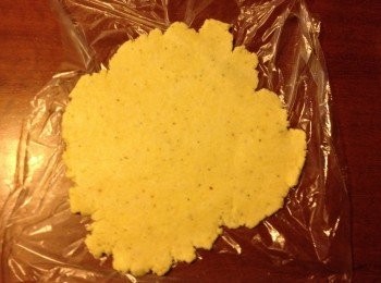 step5: 將麵團壓平至5mm，用刮刀切成長方形