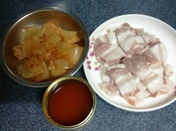 step1: 將豬肉刮去豬毛，洗淨，切薄片；

泡菜拎出，將汁分開，切細塊