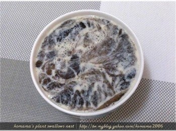 step4: 隨後再加入黑木耳養生露與鮮味炒手，同時並將所有<span class="group_1">食材</span>一同攪拌均勻。