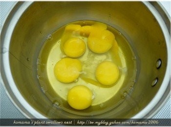 step2: 將彩色雞蛋打入容器中，加入鹽巴與黑胡椒稍微調味，混合拌勻後備用。