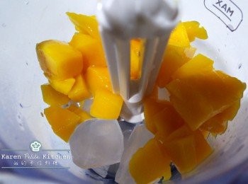 step1: 2個芒果切件，放入攪拌器。