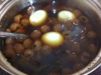 step3: 大火煮滾20分鐘，然後小火煮30分鐘，蓮子變軟即可加入冰糖調味