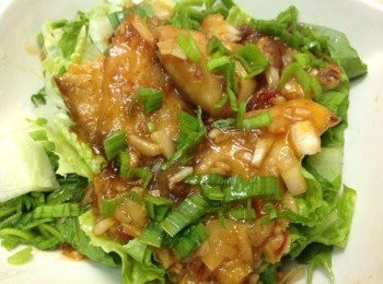 step5: 籮蔓鋪底，倒入魚塊，撒上蔥末