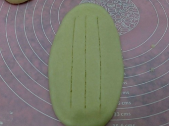 step7: 捏緊搓圓擀成橢圓形的片，切三刀。