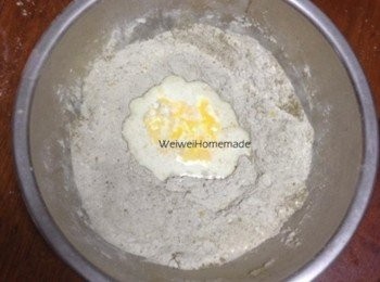 step3: 將牛奶與雞蛋倒入中間，攪拌均勻。 ※牛奶保留30c.c.，等麵團已經攪拌成團後再慢慢加入。