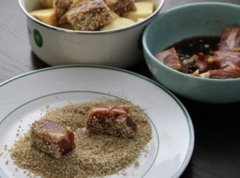 step2: 在鍋內放入地瓜塊，將醃肉醬汁取少許均勻的灑在地瓜上，將醃過五花肉均勻沾上蒸肉粉放在地瓜上(沾上一層薄粉即可)