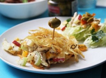 step5: 將二片馬鈴薯餅中夾入歩驟3的雞肉沙拉，插上一顆綠橄欖，一艘美味的潛水艇就要出發了