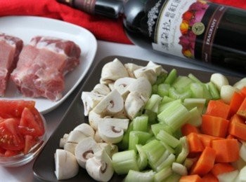 step1: 西洋芹菜、.紅蘿蔔、牛蕃茄、洋蔥、洋菇切塊，蒜剝去薄膜