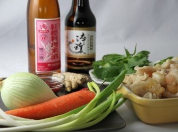 step1: 將牛蹄筋入滾水川燙取出冷水沖洗乾淨。蔥切段，薑切片、洋蔥切粗絲