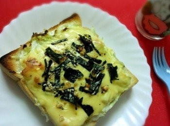 step7: 小烤箱預熱後，烤到起司片融化即可。 ***** 這樣烤出來的雞蛋約5~6分熟，吃的時候會有蛋汁流出來；若要吃全熟的蛋，請事先將蛋煎熟後再放到高麗菜絲上面。